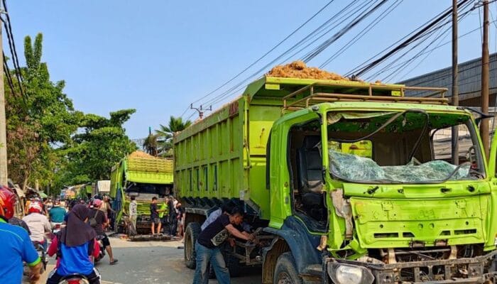 Duduk Perkara Kericuhan di Teluknaga, Berawal dari Kaki Bocah Terlindas Truk Tanah 1 SORBANSANTRI.COM