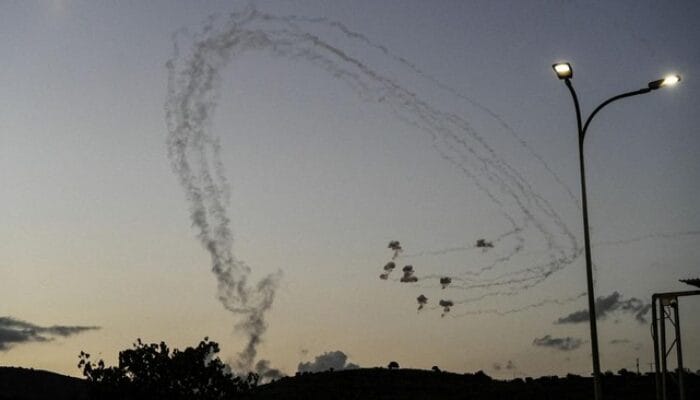 Kekacauan di Tel Aviv Usai Hizbullah Luncurkan 100 Roket ke Israel 1 SORBANSANTRI.COM