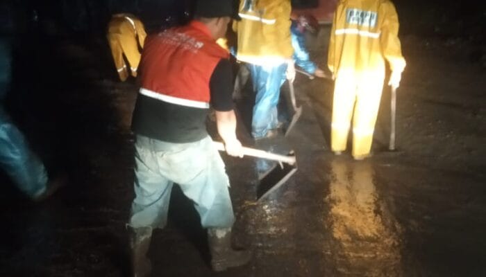 Hujan Deras Picu Longsor 40 Meter di Trawas: BTB dan DPUPR Berjibaku Hingga Malam 1 SORBANSANTRI.COM