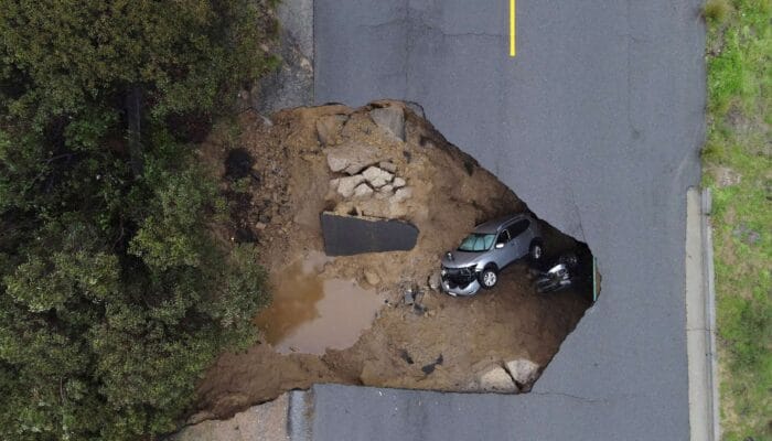 Fenomena Sinkhole: Lubang Misterius yang Mengguncang Dunia 1 SORBANSANTRI.COM