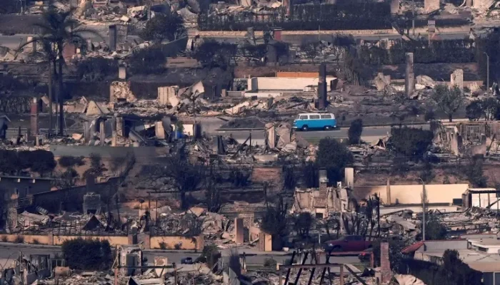 Kebakaran Hebat di Los Angeles Hanguskan 10.000 Bangunan, Korban Tewas Bertambah 1 SORBANSANTRI.COM